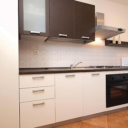 2 Bedroom Nice Apartment In Вир Екстериор снимка