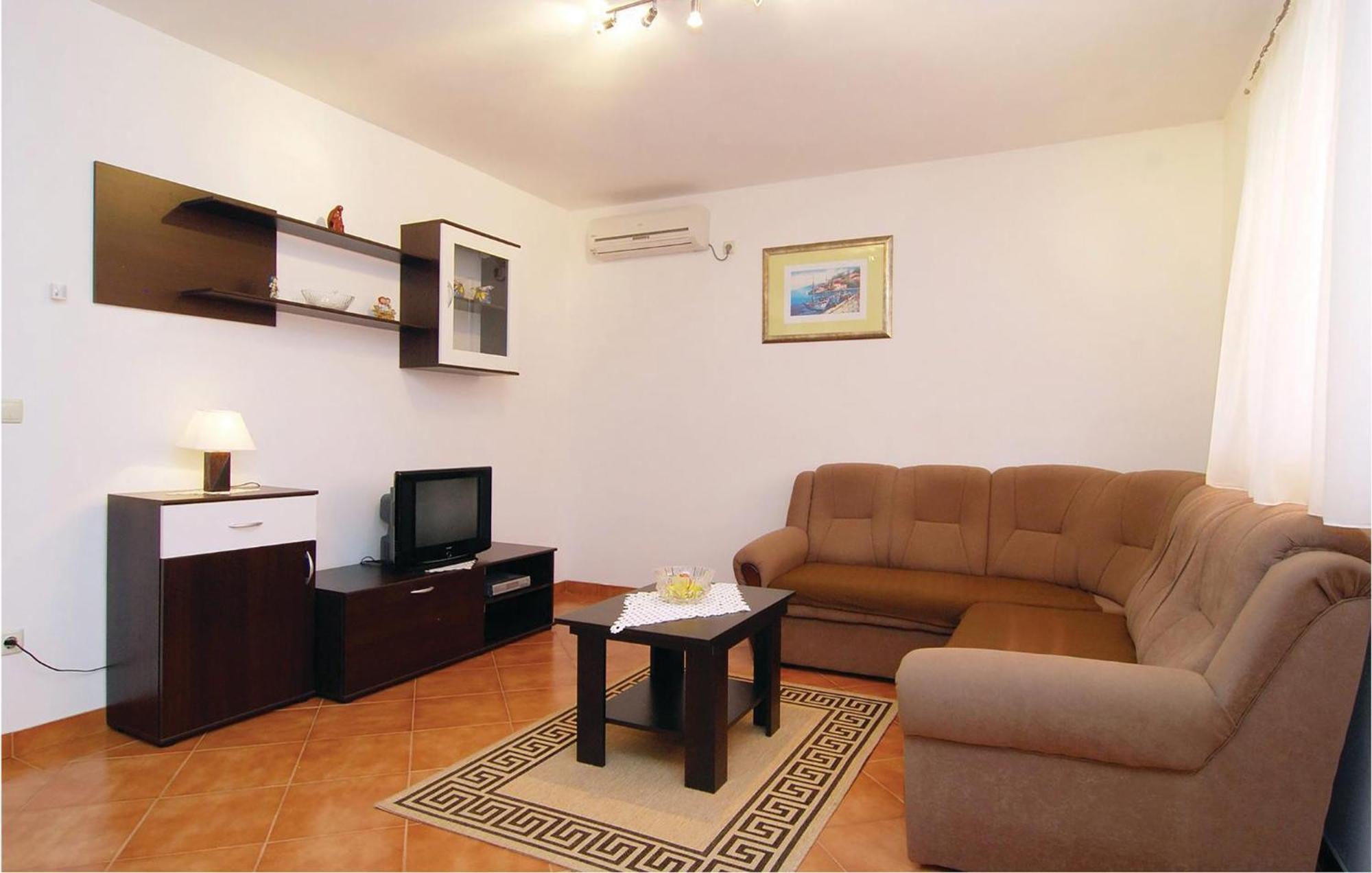 2 Bedroom Nice Apartment In Вир Екстериор снимка