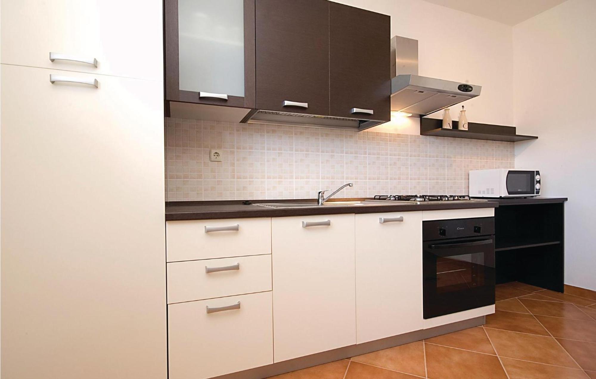 2 Bedroom Nice Apartment In Вир Екстериор снимка