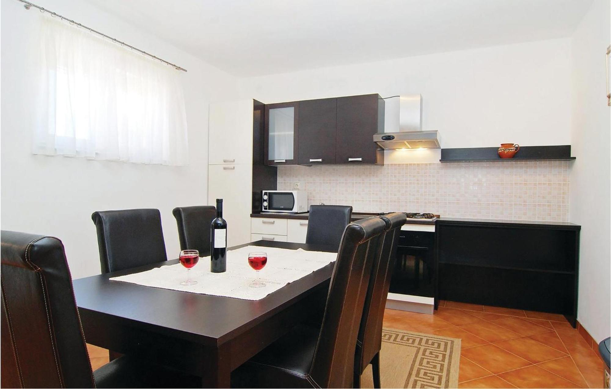 2 Bedroom Nice Apartment In Вир Екстериор снимка