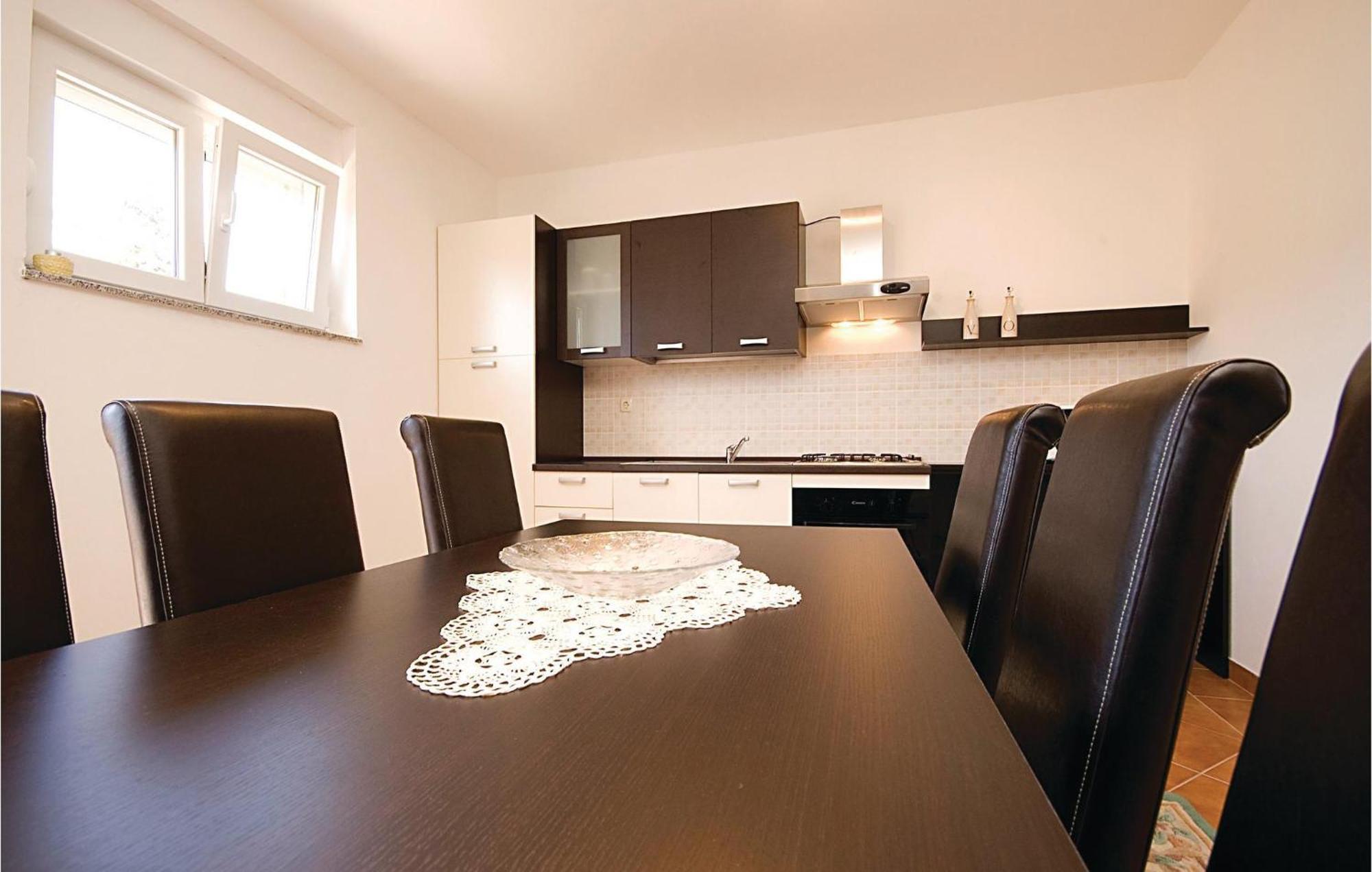2 Bedroom Nice Apartment In Вир Екстериор снимка